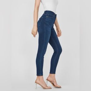 Tamara HR Skinny
Dark wash SIZE 26 NWT